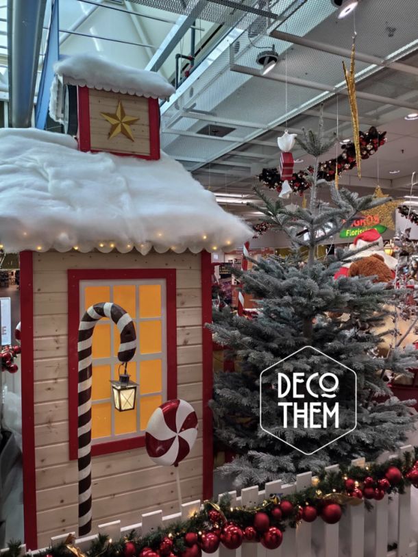 Noël Gruyère Centre l'atelier du Père-Noël et son traîneau, barrières blanches, forêt enneigée, sapins enneigés, renne du Père-Noël, traîneau du Père-Noël, Père-Noël, lampadaires rouge, atelier du Père-Noël, sucettes géantes, cannes à sucre, guirlandes illuminées, étoiles, jouets, casse-noisettes
