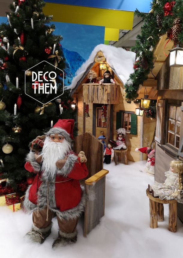 Village féerique du père noël, animaux de la fôret, sapins enneigé, maisonnettes, Père-Noël