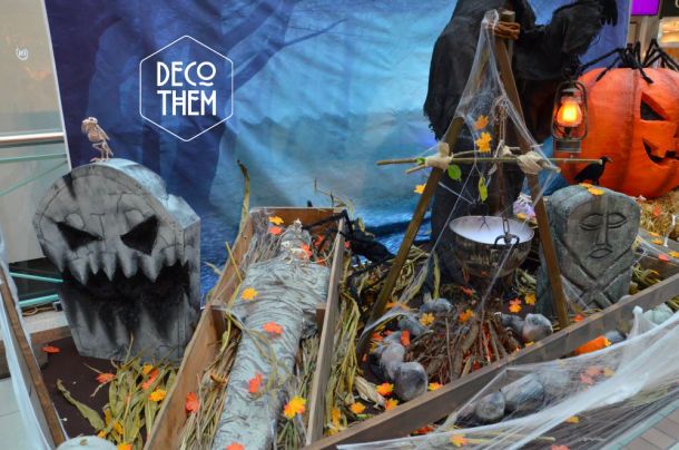 Décoration d'Halloween La chaux-de-fonds , le cimetière hanté, cercueil, pierre tombale, momie, araignées géantes, chaudron magique, squelettes, citrouille géante