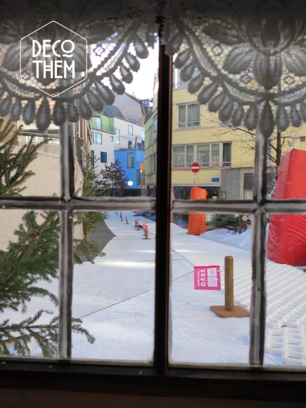 JO2020, décor hivernal, piste de ski de fond, neige, vue depuis une fenêtre, chalet en bois
