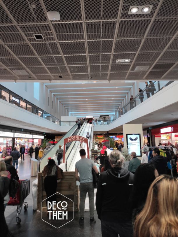 piste de luge, décor hivernal, parents qui observent, portique d'arrivée