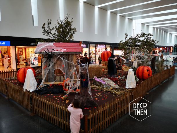 Décorations Halloween Marin Centre, maison hantée, arbre mort, citrouille géante, squelette, sorcière, cercueil, fantôme, monstre, araignée géantes