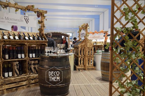 Foire aux vins, feuilles de vigne. raisins, mange debout, tonneau avec plateau de verre.