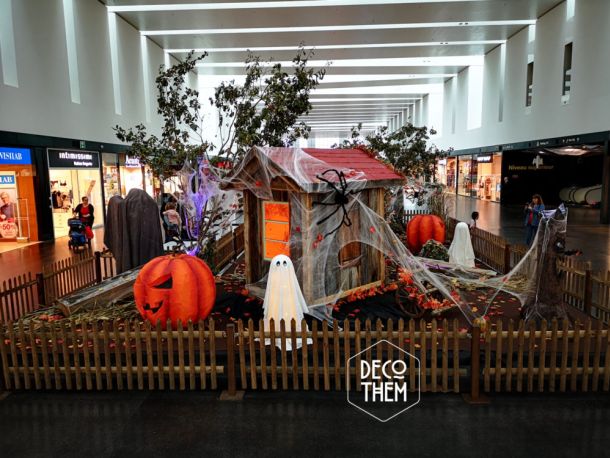 Décorations Halloween Marin Centre, maison hantée, arbre mort, citrouille géante, momie, cercueil, fantôme, monstre, araignée géantes