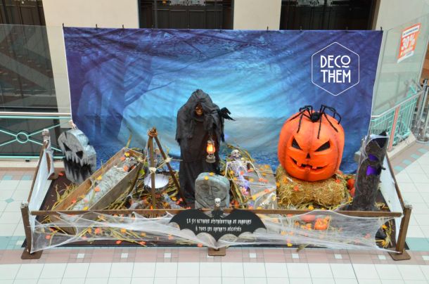 Décoration d'Halloween La chaux-de-fonds , le cimetière hanté, cercueil, pierre tombale, momie, araignées géantes, chaudron magique, squelettes, citrouille géante, arbre hanté