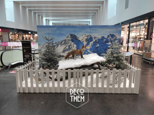 Décor hivernal Traîneau, luge, renard, sapins enneigés, neige, fresques avec des montagnes enneigées, barrières blanches