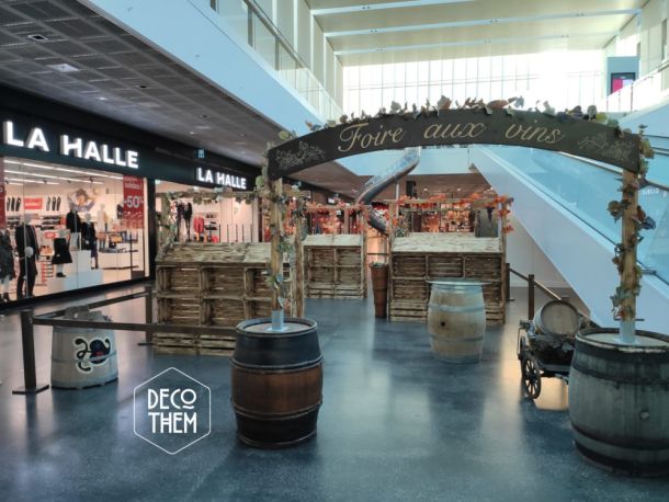 Foire aux vins Marin centre, bouteilles peintes, tonneaux, tables hautes,vin, vignes, présentoirs, portique