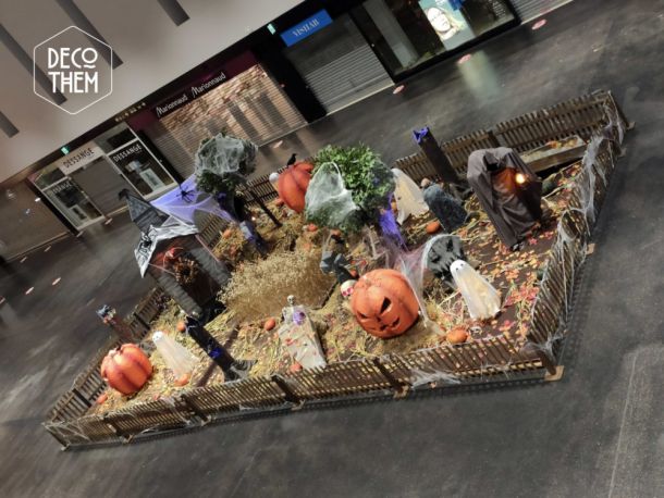 Décorations Halloween Marin Centre, église hantée, arbre mort, citrouille géante, squelette, sorcière, cercueil, fantôme, monstre, araignée géantes, momies, champs de blé. maïs