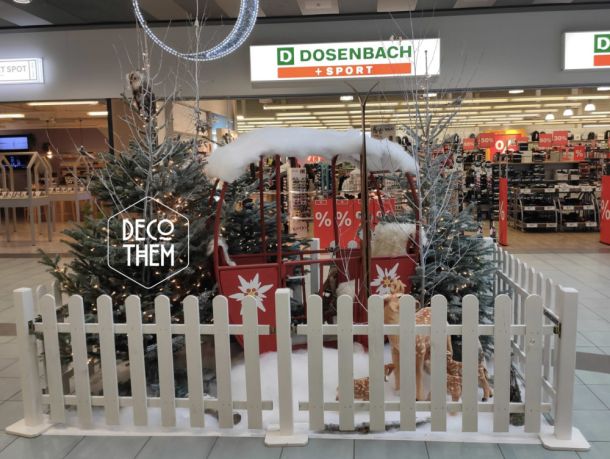 Noël Matran Centre, décor hivernal, télécabine, barrières blanche, sapins illuminés, télécabine, neige, skis, biches et faons, peaux de moutons, animaux en peluche