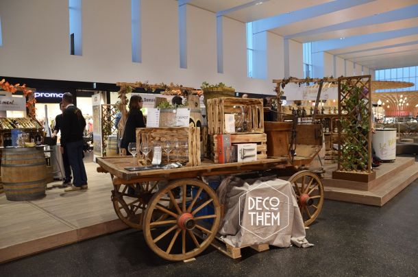 Char à cercle, présentoir, caisses en bois vieilli,