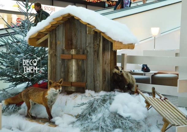 iller la piste de luge aménagée dans les travelators. Chalet enneigé, animaux de la forêt, luge, sapins enneigé