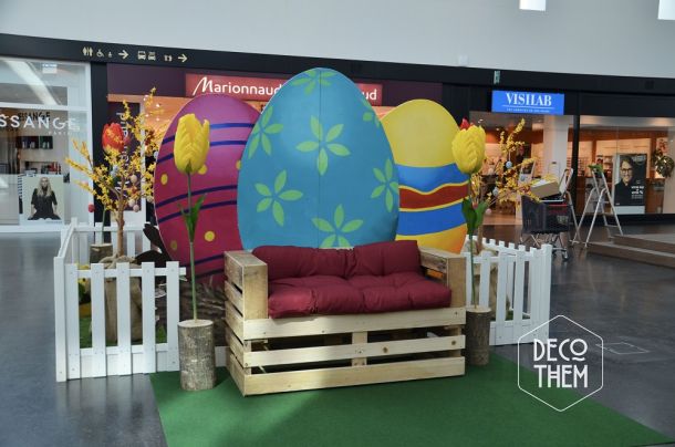 décoration pâques, stand photo, tulipes géantes, canapé palette, fresque oeufs trompe-l'oeil, tapis vert