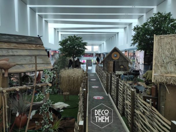 Village celtique | Vue d'ensemble, passage central, maisons celtes, barrières en branches, lierre, plantes, maisons torchis, chaudron, champs de blé, reproduction historique