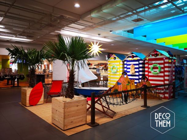 Décoration estivale à Gruyère Centre avec passe-tête et optimiste à disposition pour réaliser des photos souvenir.