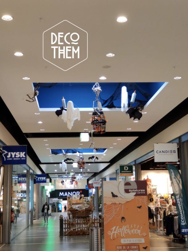 Décorations suspendues Halloween Eplatures Centre, cage avec squelette, feuilles mortes, toiles d'araignées, araignées géantes, fantômes, bougies, chauves-souris, chaines, prisonnier