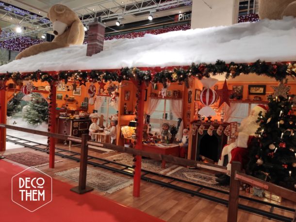 L'atelier du Père-Noël, Décor féerique petit train pour enfants, nounours géants, Bonbons géants, Père-Noël, toit enneigé, décorations de Noël