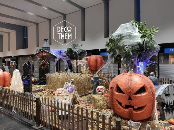 Décoration Halloween Marin Centre, sorcière, chaudron magique, crânes, citrouilles, toiles d'araignées, maïs, champ de blé, pyramide de citrouilles, arbre hanté