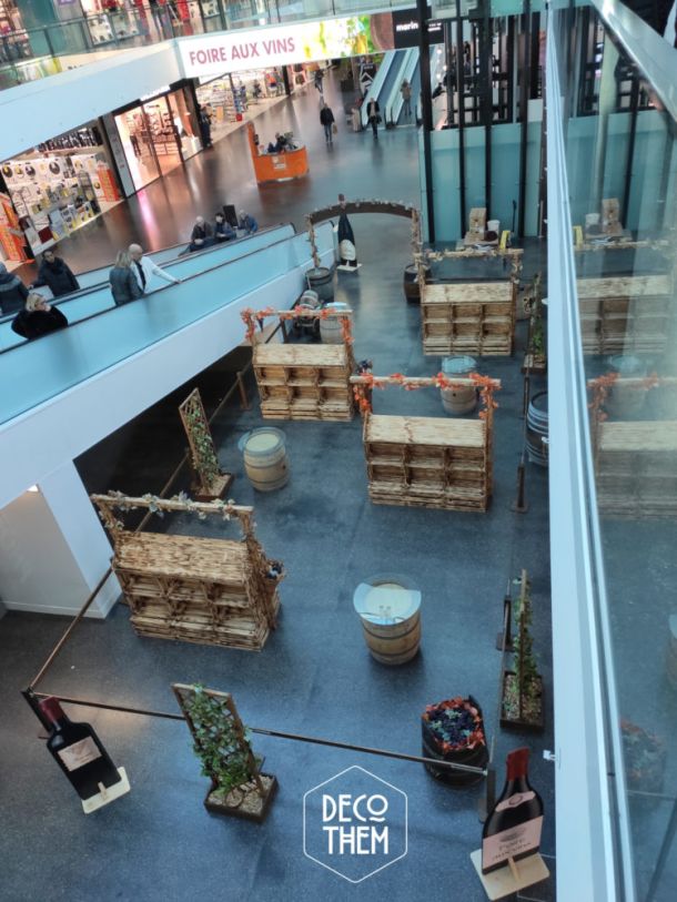 Foire aux vins Marin centre, bouteilles peintes, tonneaux, tables hautes,vin, vignes, présentoirs, portique