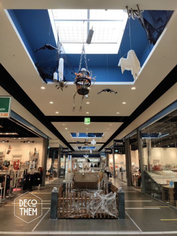 Halloween Eplatures Centre calèche hantée, calèche, squelettes, toiles d'araignées, citrouilles, araignées, feuilles mortes, barrières, colonnes en pierres