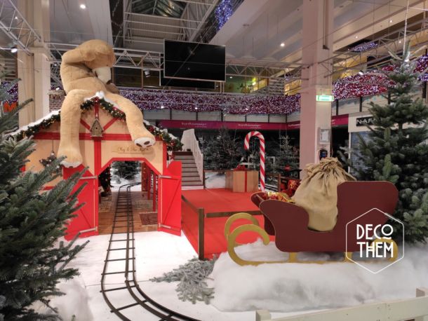 L'atelier du Père-Noël, Décor Féerique, petit train pour enfants, nounours géants, cannes à sucre géantes, traineau du Père-Noël, sapins enneigés, décorations de Noël