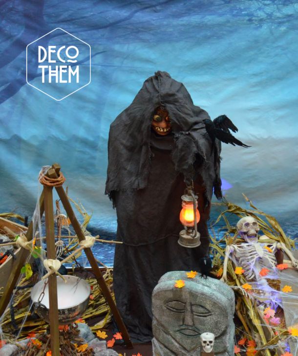 Décoration d'Halloween La chaux-de-fonds, chaudron magique, monstre à la lanterne, pierre tombale, squelette, cercueil, corbeaux