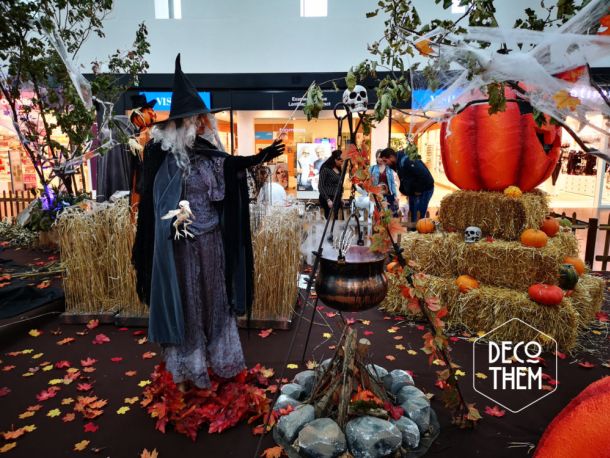 Décoration Halloween Marin Centre, sorcière, chaudron magique, crânes, citrouilles, toiles d'araignées, maïs, champ de blé, pyramide de citrouilles