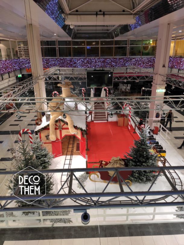 L'atelier du Père-Noël, Décor Féerique, petit train pour enfants, nounours géants, cannes à sucre géantes, traineau du Père-Noël, sapins enneigés, décorations de Noël