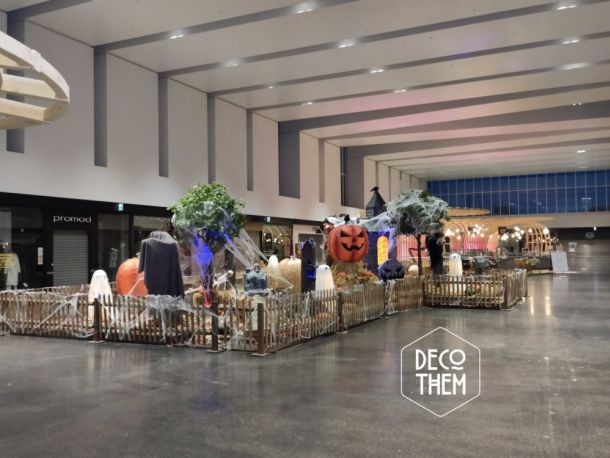 Décoration Halloween Marin Centre, pierre tombale, crânes, citrouilles, toiles d'araignées, maïs, champ de blé, pyramide de citrouilles, arbre hanté, squelette, toiles d'araignée