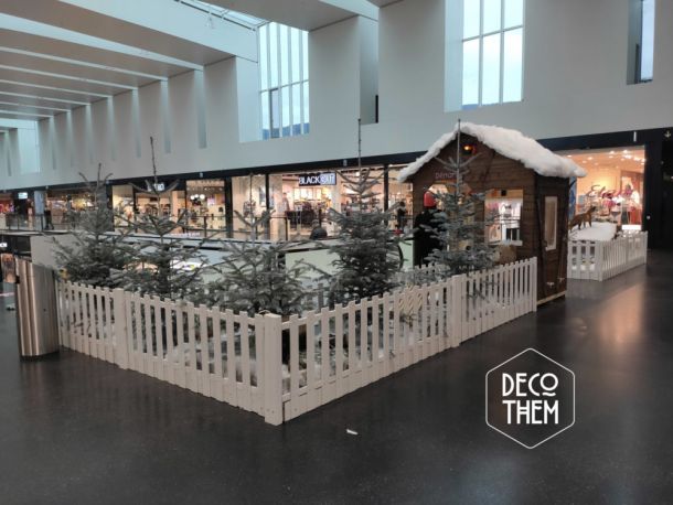 Piste de luge, décor hivernal, chalet enneigé, sapins enneigés