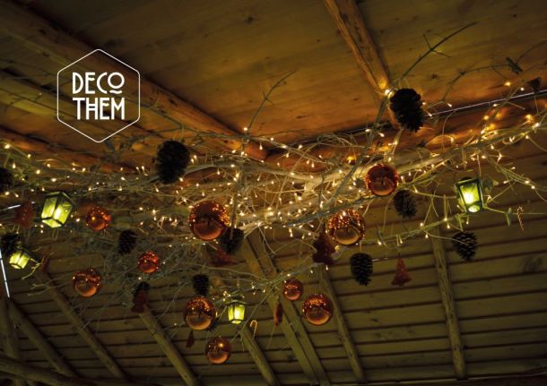 Halle aux animations, plafond décoré sur le thème de Noël, pives, boules oranges, guirlandes lumineusesl, branchages blanc, pain d'épice