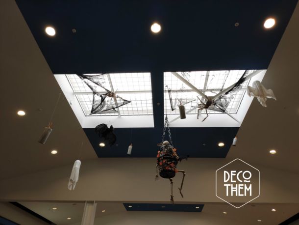 Décorations suspendues Halloween Eplatures Centre, cage avec squelette, feuilles mortes, toiles d'araignées, araignées géantes, fantômes, bougies, chauves-souris, chaines, prisonnier