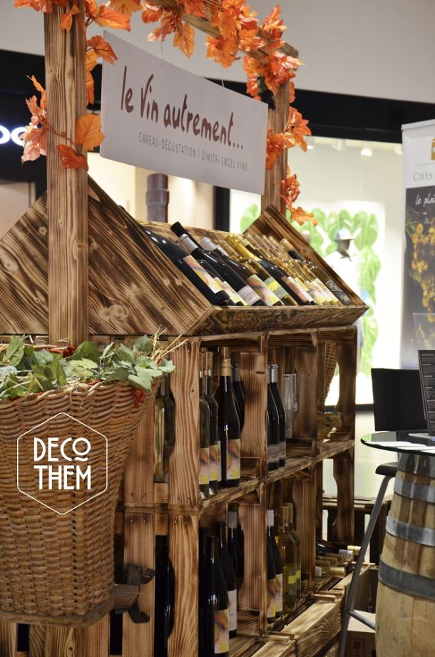 Foire aux vins, présentoirs réalisé avec des caisses en bois, hotte de vendangeur, bouteilles de vin, feuilles de vigne