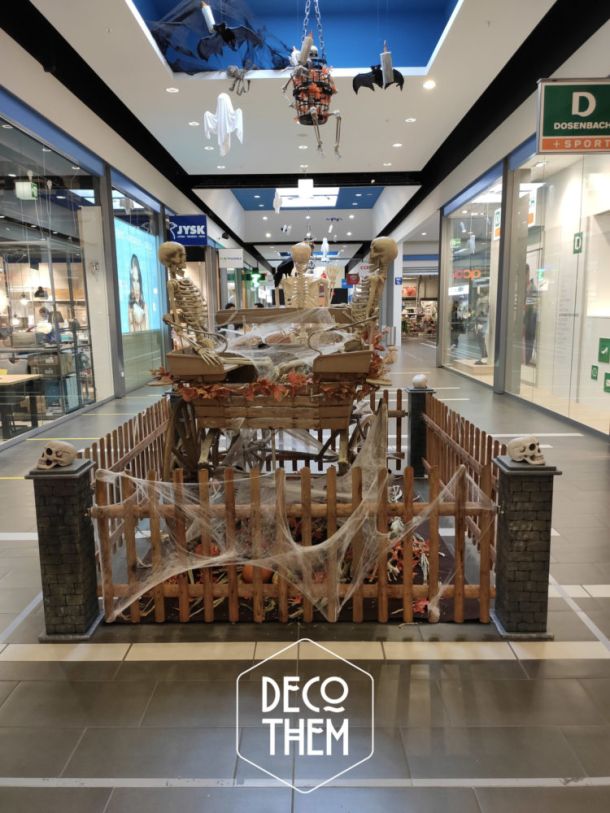 Halloween Eplatures Centre calèche hantée, calèche, squelettes, toiles d'araignées, citrouilles, araignées, feuilles mortes, barrières, colonnes en pierres