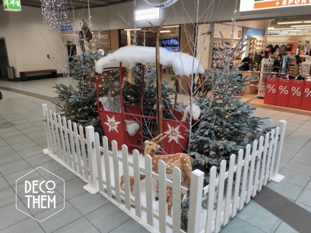 Noël Matran Centre, décor hivernal, télécabine, barrières blanche, sapins illuminés, télécabine, neige, skis, biches et faons, peaux de moutons, animaux en peluche