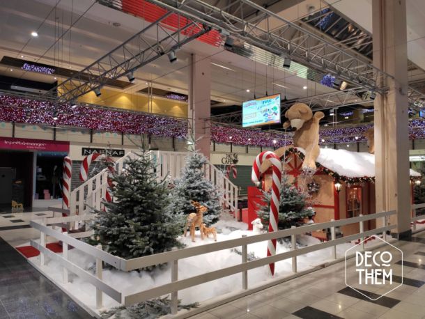 L'atelier du Père-Noël, Décor féerique, petit train pour enfants, nounours géants, cannes à sucre géantes, passerelle , sapins enneigés, décorations de Noël
