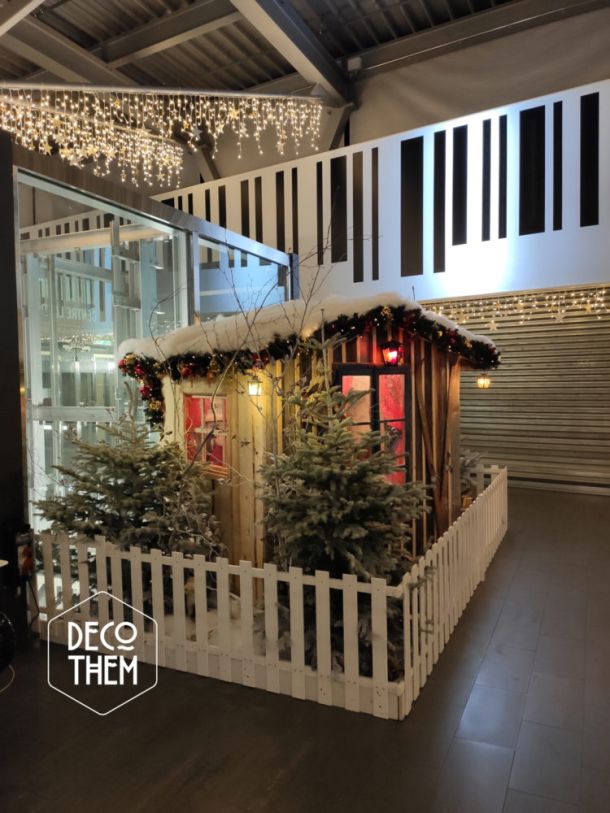 Décoration de Noël, Centre La Tour, La Tour-de-Trême, barrières blanches, sapins enneigés, guirlandes lumineuses, maison du père-noël