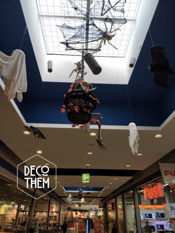 Décorations suspendues Halloween Eplatures Centre, cage avec squelette, feuilles mortes, toiles d'araignées, araignées géantes, fantômes, bougies, chauves-souris, chaines, prisonnier