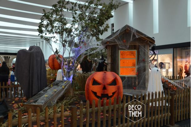 Décorations Halloween Marin Centre, maison hantée, arbre mort, citrouille géante, momie, cercueil, fantôme, monstre, araignée géantes