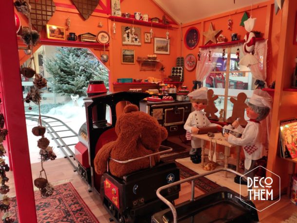 L'atelier du Père-Noël, Décor féerique petit train pour enfants, nounours géants, Bonbons géants, lutins du Père-Noël, cuisine enchantée, décorations de Noël, petit train, nounours géant