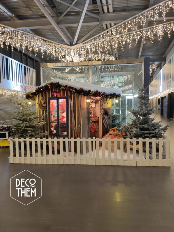 Décoration de Noël, Centre La Tour, La Tour-de-Trême, père-noël, barrières blanches, sapins enneigés, guirlandes lumineuses, maison du père-noël