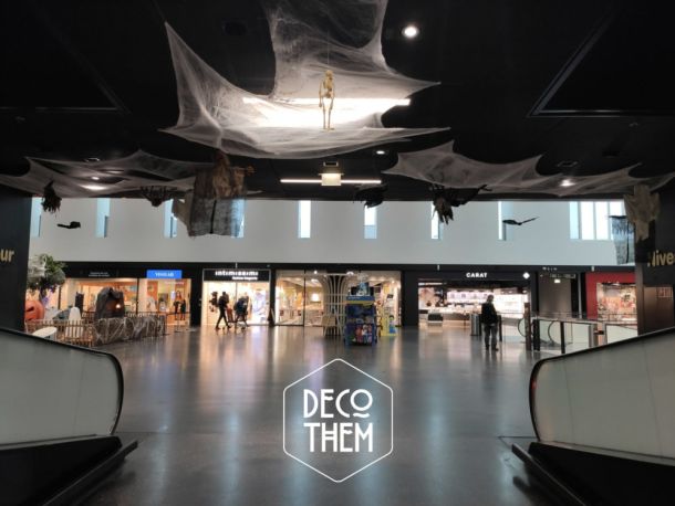 Décorations Halloween Marin Centre, entrées clients, toiles d'araignées au plafond, fantômes, sorcières, épouvantails