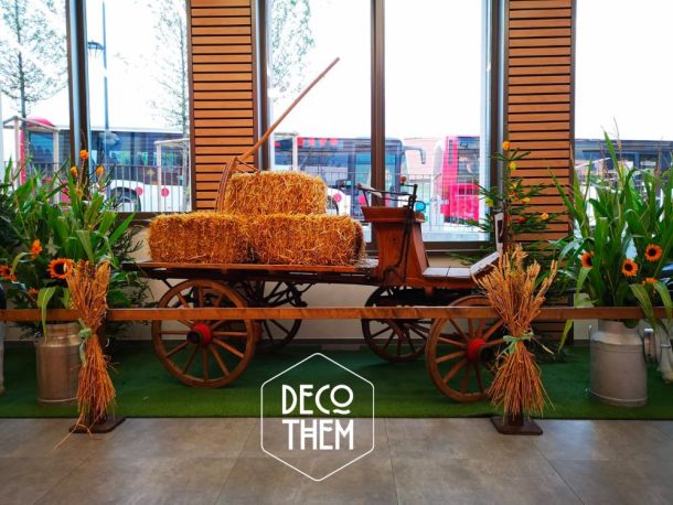 Petit décor crée spécialement pour la Bénichon à Romont composée d'un véritable char à cercle d'époque, des boilles à lait avec maïs & tournesols ainsi que divers éléments décoratifs