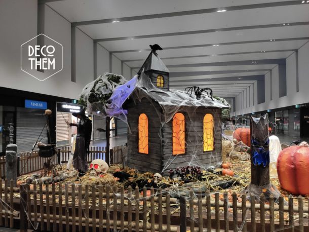 Décorations Halloween Marin Centre, église hantée, arbre mort, citrouille géante, squelette, sorcière, cercueil, fantôme, monstre, araignée géantes