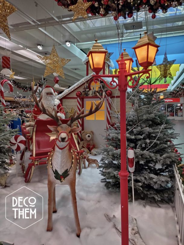 Noël Gruyère Centre l'atelier du Père-Noël et son traîneau, barrières blanches, forêt enneigée, sapins enneigés, renne du Père-Noël, traîneau du Père-Noël, Père-Noël, lampadaires rouge, atelier du Père-Noël, sucettes géantes, cannes à sucre, guirlandes illuminées, étoiles, jouets, casse-noisettes