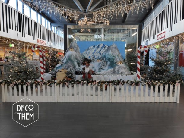 Noël Centre La Tour, le train du Père-Noël et la Dent de Broc, sapins illuminés, neige, montagne, petit train, Père-Noël, cadeaux, guirlandes lumineuses, biches, faons, hottes et cadeaux, chalets gruèriens miniatures