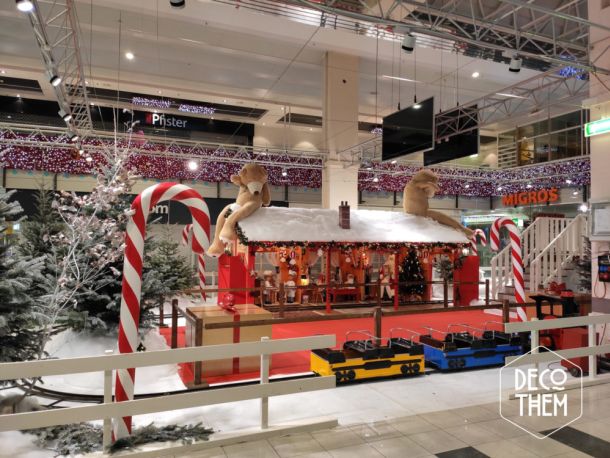 L'atelier du Père-Noël, petit train pour enfants, nounours géants, cannes à sucre géantes, traineau du Père-Noël, sapins enneigés, décorations de Noël