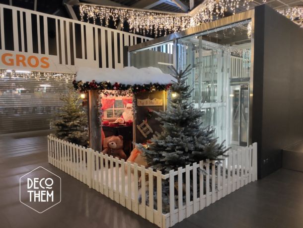 Décoration de Noël, Centre La Tour, La Tour-de-Trême, père-noël, barrières blanches, sapins enneigés, guirlandes lumineuses, maison du père-noël