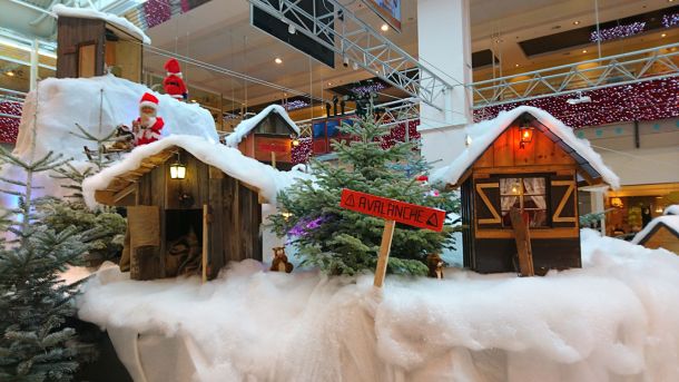 Village hivernal, village enneigé, lutins du père-noël, chalets en bois, sapins