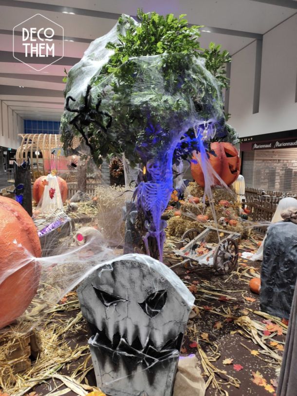 Décoration Halloween Marin Centre, pierre tombale, crânes, citrouilles, toiles d'araignées, maïs, champ de blé, pyramide de citrouilles, arbre hanté, squelette, toiles d'araignée