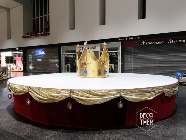 Table ronde géante, couronne des Rois, velours, dorures